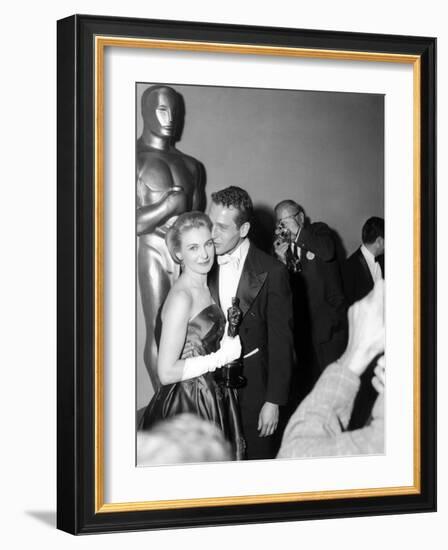 30th Annual Academy Awards, 1957. Joanne Woodward "The Three Faces of Eve" And Paul Newman-null-Framed Photographic Print