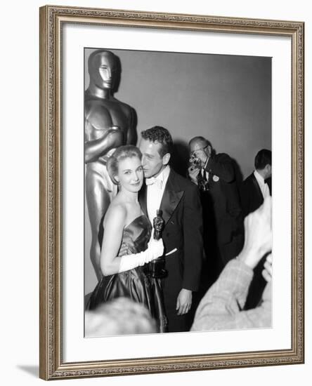 30th Annual Academy Awards, 1957. Joanne Woodward "The Three Faces of Eve" And Paul Newman-null-Framed Photographic Print