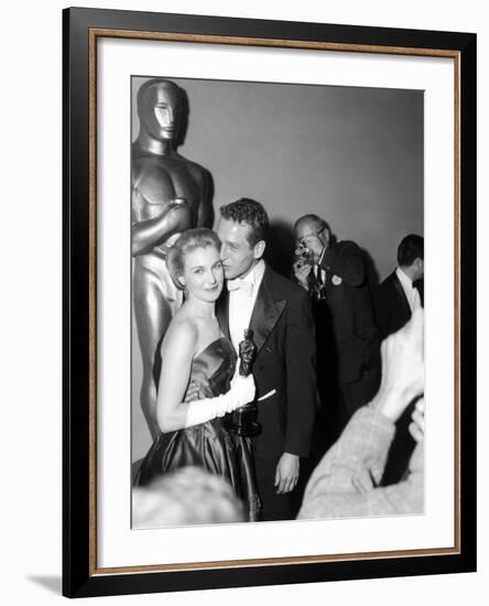 30th Annual Academy Awards, 1957. Joanne Woodward "The Three Faces of Eve" And Paul Newman-null-Framed Photographic Print