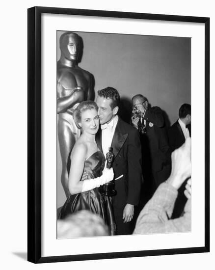 30th Annual Academy Awards, 1957. Joanne Woodward "The Three Faces of Eve" And Paul Newman-null-Framed Photographic Print