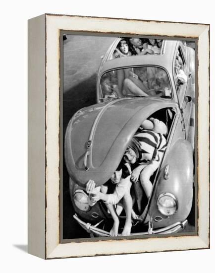 31 Teenagers Stuffed into a Volkswagen Beetle-null-Framed Stretched Canvas
