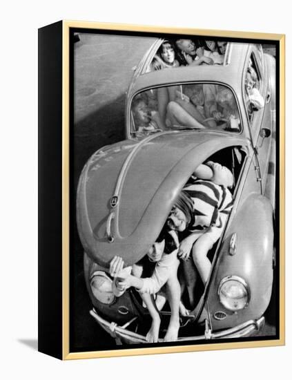 31 Teenagers Stuffed into a Volkswagen Beetle-null-Framed Stretched Canvas