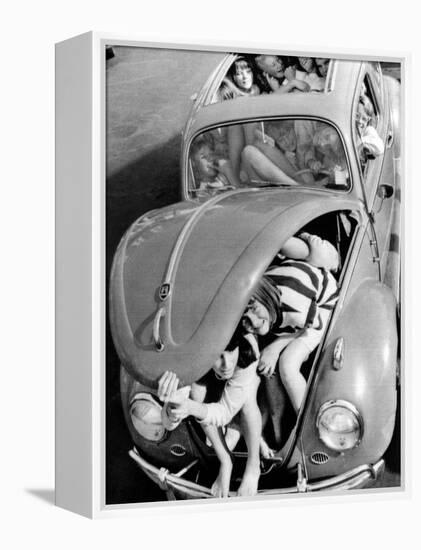 31 Teenagers Stuffed into a Volkswagen Beetle-null-Framed Stretched Canvas