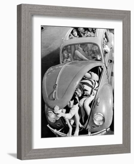 31 Teenagers Stuffed into a Volkswagen Beetle-null-Framed Photo
