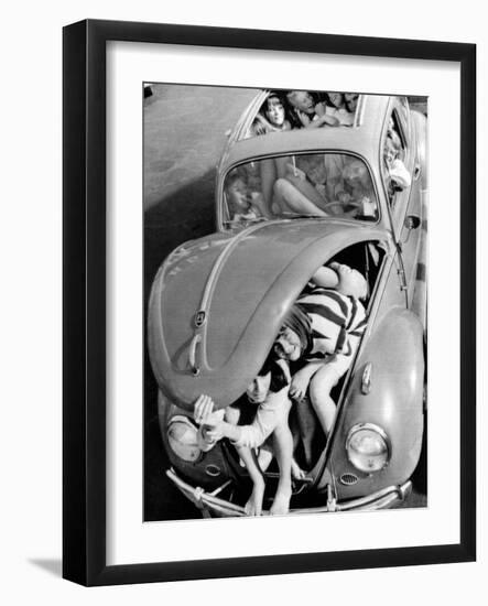 31 Teenagers Stuffed into a Volkswagen Beetle-null-Framed Photo