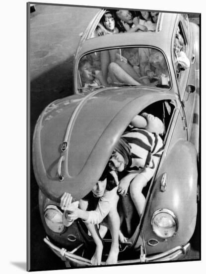 31 Teenagers Stuffed into a Volkswagen Beetle-null-Mounted Photo