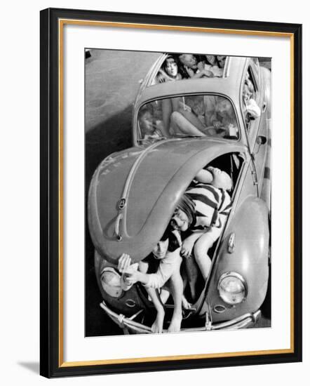 31 Teenagers Stuffed into a Volkswagen Beetle-null-Framed Photo