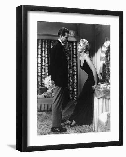 5 AGAINST THE HOUSE, 1955 directed by PHIL KARLSON with Guy Madison and Kim Novak (b/w photo)-null-Framed Photo