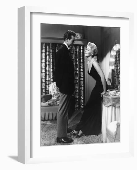 5 AGAINST THE HOUSE, 1955 directed by PHIL KARLSON with Guy Madison and Kim Novak (b/w photo)-null-Framed Photo