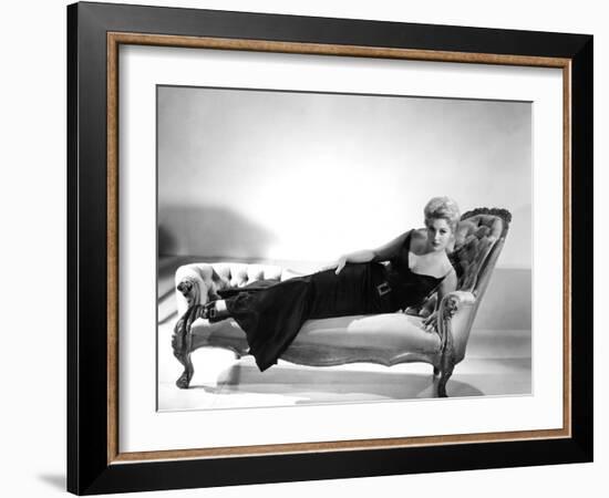 5 AGAINST THE HOUSE, 1955 directed by PHIL KARLSON with Kim Novak (b/w photo)-null-Framed Photo