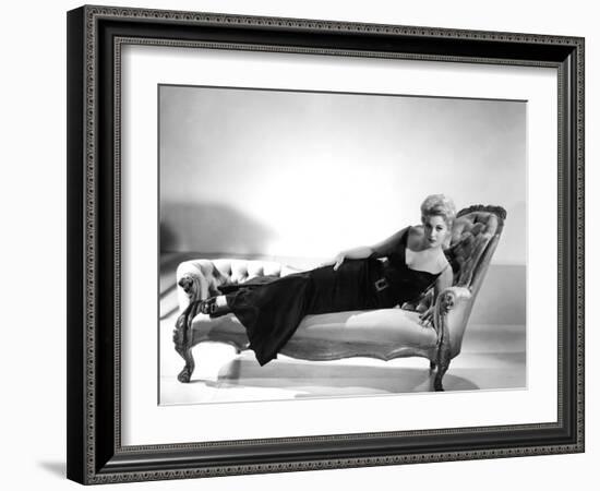 5 AGAINST THE HOUSE, 1955 directed by PHIL KARLSON with Kim Novak (b/w photo)-null-Framed Photo