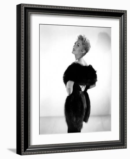 5 AGAINST THE HOUSE, 1955 directed by PHIL KARLSON with Kim Novak (b/w photo)-null-Framed Photo