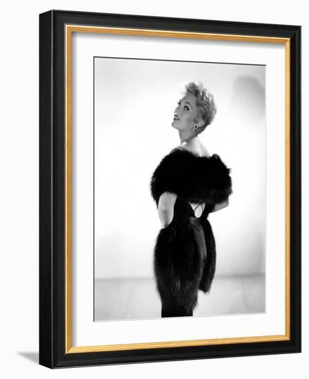 5 AGAINST THE HOUSE, 1955 directed by PHIL KARLSON with Kim Novak (b/w photo)-null-Framed Photo