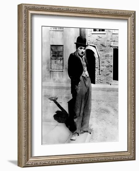 A Dog 's Life by and with Charlie Chaplin (The Tramp), 1918-null-Framed Photo