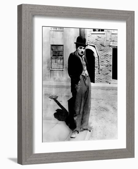 A Dog 's Life by and with Charlie Chaplin (The Tramp), 1918-null-Framed Photo