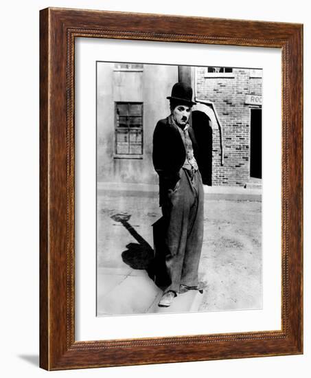 A Dog 's Life by and with Charlie Chaplin (The Tramp), 1918-null-Framed Photo