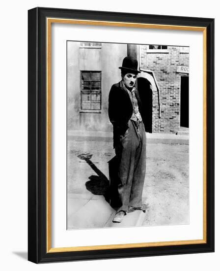 A Dog 's Life by and with Charlie Chaplin (The Tramp), 1918-null-Framed Photo