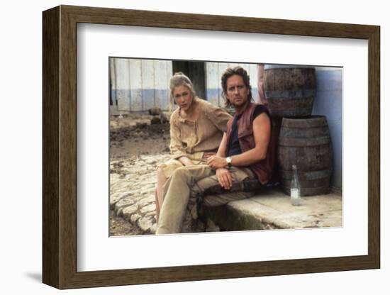 A la poursuite du diamant vert Romancing the stone by Robert Zemeckis with Kathleen Turner and Mich-null-Framed Photo