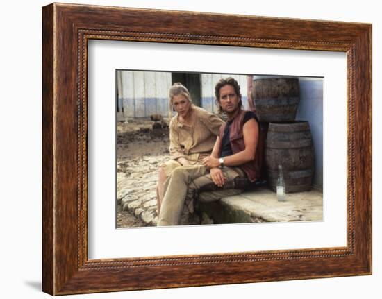 A la poursuite du diamant vert Romancing the stone by Robert Zemeckis with Kathleen Turner and Mich-null-Framed Photo