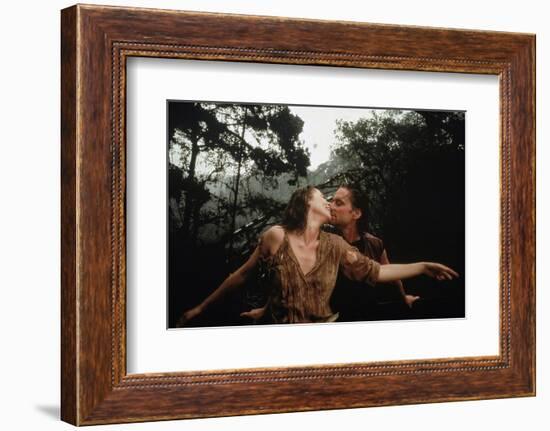 A la poursuite du diamant vert Romancing the stone by Robert Zemeckis with Kathleen Turner and Mich-null-Framed Photo