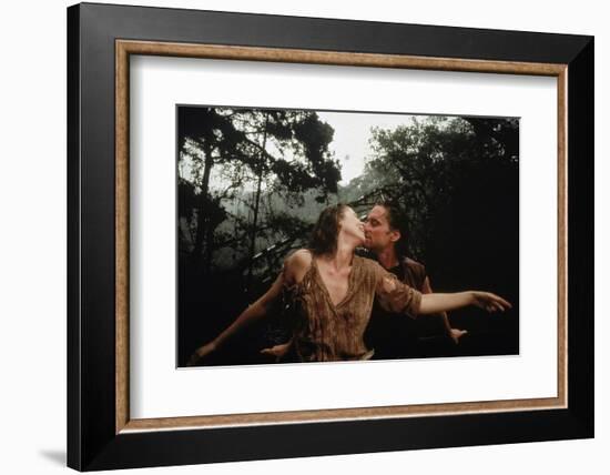 A la poursuite du diamant vert Romancing the stone by Robert Zemeckis with Kathleen Turner and Mich-null-Framed Photo