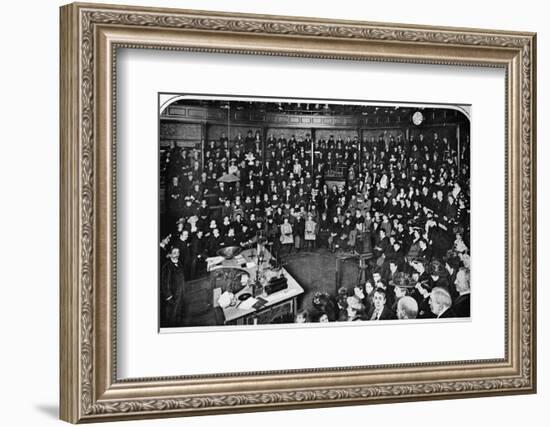 A lecture at the Royal Institution, London, c1903 (1903)-Unknown-Framed Photographic Print