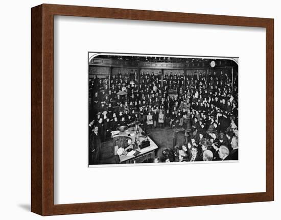 A lecture at the Royal Institution, London, c1903 (1903)-Unknown-Framed Photographic Print