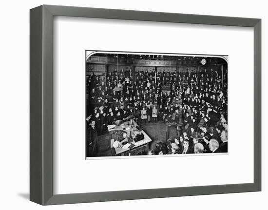 A lecture at the Royal Institution, London, c1903 (1903)-Unknown-Framed Photographic Print