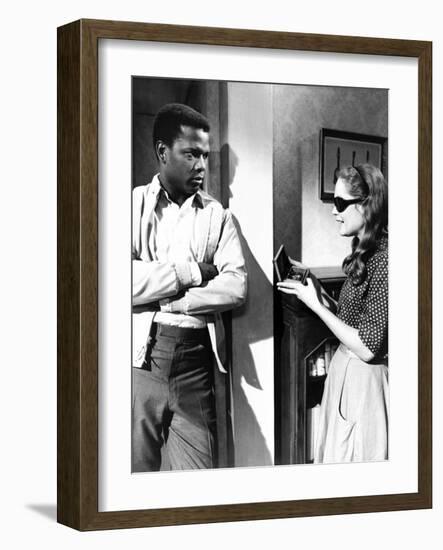 A Patch Of Blue, Sidney Poitier, Elizabeth Hartman, 1965-null-Framed Photo