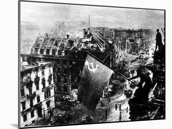 A Russian Sergeant Raises the Soviet Flag over the Reichstag, Berlin, 1945-null-Mounted Photographic Print