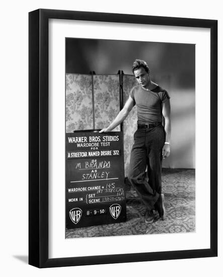 A STREETCAR NAMED DESIRE, 1951 directed by ELIA KAZAN with Marlon Brando (b/w photo)-null-Framed Photo