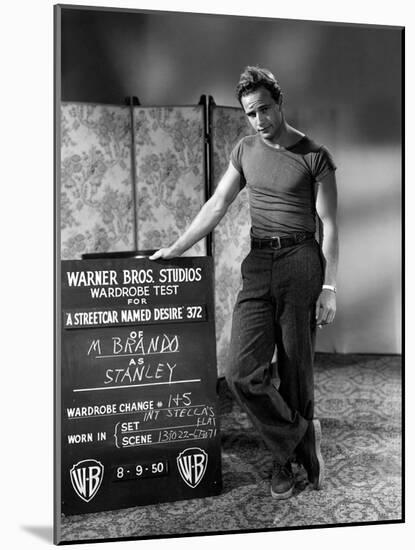 A STREETCAR NAMED DESIRE, 1951 directed by ELIA KAZAN with Marlon Brando (b/w photo)-null-Mounted Photo