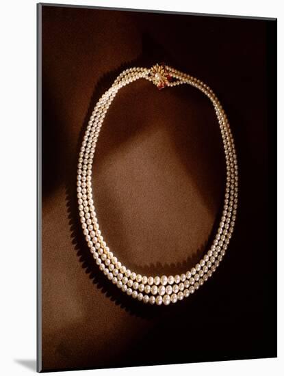 A three strand pearl necklace with gold clasp-Werner Forman-Mounted Giclee Print