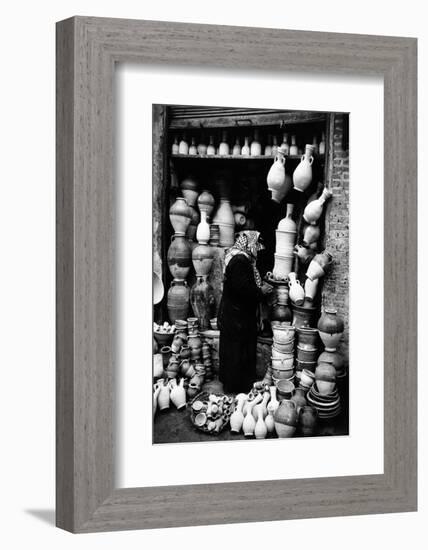 A Vase Seller in Najaf-Mario de Biasi-Framed Photographic Print