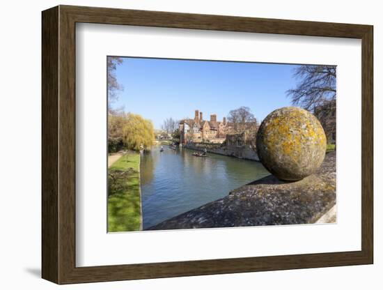 A View of Tourists Punting Along the River Cam Along the Backs, Cambridge, Cambridgeshire, England-Charlie Harding-Framed Photographic Print