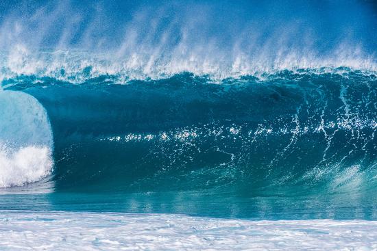 A wave at the famous Banzai Pipeline, North Shore, Oahu, Hawaii ...