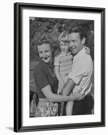 Actor John Mills Posing for a Picture with His Wife and Daughter Juliet-Tony Linck-Framed Premium Photographic Print