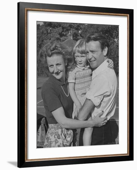 Actor John Mills Posing for a Picture with His Wife and Daughter Juliet-Tony Linck-Framed Premium Photographic Print