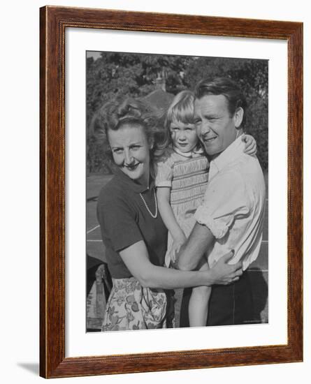 Actor John Mills Posing for a Picture with His Wife and Daughter Juliet-Tony Linck-Framed Premium Photographic Print