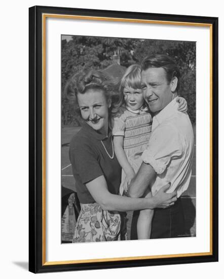 Actor John Mills Posing for a Picture with His Wife and Daughter Juliet-Tony Linck-Framed Premium Photographic Print