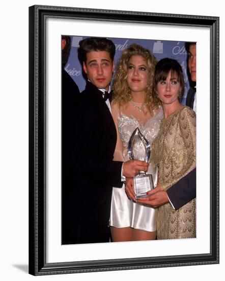 Actors Jason Priestley, Tori Spelling and Shannen Doherty at the People's Choice Awards-David Mcgough-Framed Premium Photographic Print