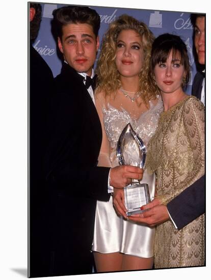 Actors Jason Priestley, Tori Spelling and Shannen Doherty at the People's Choice Awards-David Mcgough-Mounted Premium Photographic Print