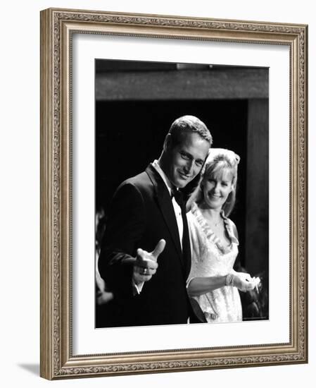 Actors Paul Newman and Joanne Woodward-Mark Kauffman-Framed Premium Photographic Print