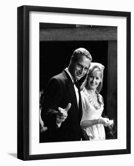 Actors Paul Newman and Joanne Woodward-Mark Kauffman-Framed Premium Photographic Print