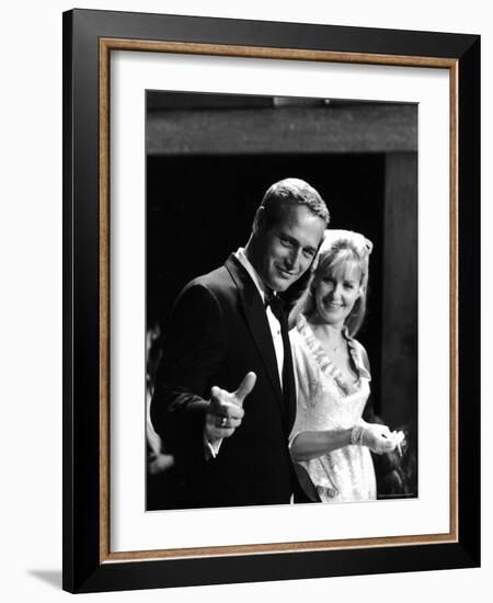 Actors Paul Newman and Joanne Woodward-Mark Kauffman-Framed Premium Photographic Print