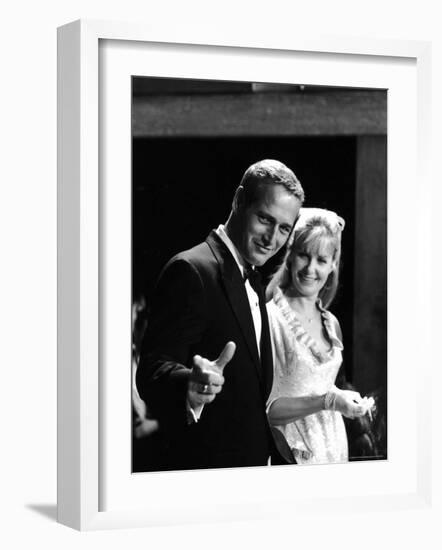 Actors Paul Newman and Joanne Woodward-Mark Kauffman-Framed Premium Photographic Print