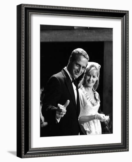 Actors Paul Newman and Joanne Woodward-Mark Kauffman-Framed Premium Photographic Print