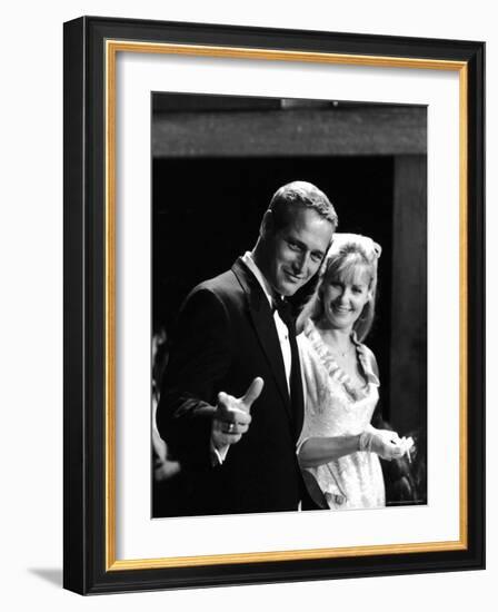 Actors Paul Newman and Joanne Woodward-Mark Kauffman-Framed Premium Photographic Print