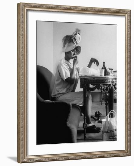 Actress Sophia Loren Eating on a Break During Filming of "Madame Sans Gene"-Alfred Eisenstaedt-Framed Premium Photographic Print