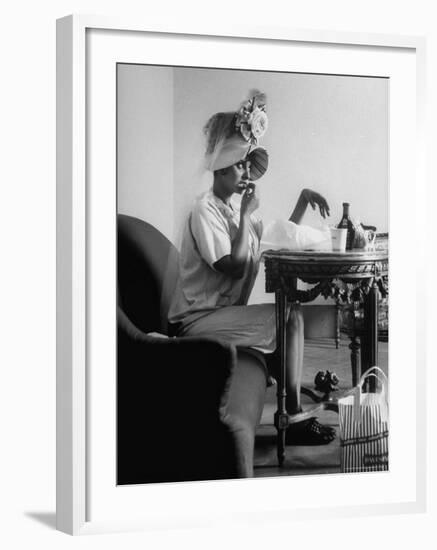 Actress Sophia Loren Eating on a Break During Filming of "Madame Sans Gene"-Alfred Eisenstaedt-Framed Premium Photographic Print